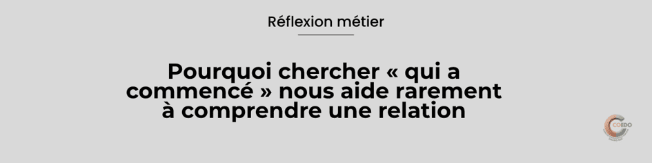 Illustration COEDO représentant deux personnes dont les réactions se répondent dans une boucle plutôt que dans une chaîne linéaire. L'image symbolise la causalité circulaire et l'idée qu'une difficulté relationnelle peut être entretenue par une succession de réponses réciproques, sans confondre cette dynamique avec une égalité des responsabilités.