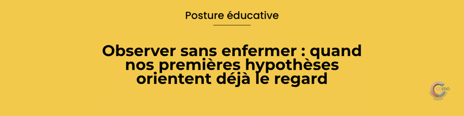 Illustration COEDO représentant un professionnel observant une situation éducative tandis que plusieurs interprétations possibles apparaissent autour d'un même comportement. L'image met en évidence la différence entre ce qui est effectivement observé et les hypothèses qui peuvent progressivement orienter le regard.