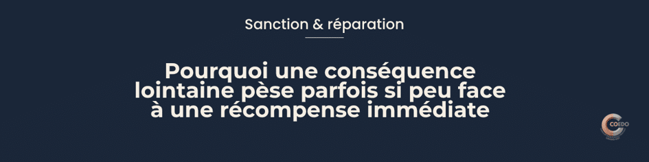 Un jeune hésite entre un bénéfice immédiatement accessible et une conséquence située plus loin dans le temps, illustrant la difficulté à donner au futur autant de poids qu’au présent.