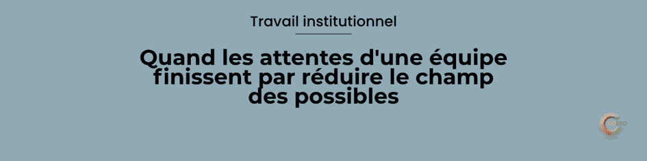 Un jeune fait face à plusieurs chemins possibles tandis que certains restent fermés par anticipation autour de lui, illustrant l’influence des attentes collectives sur les opportunités proposées.