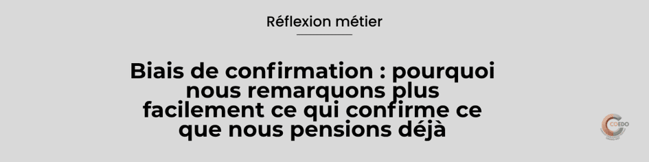 Un professionnel observe plusieurs informations concernant un jeune tandis que son attention se porte principalement sur celles qui confirment son hypothèse initiale, illustrant le biais de confirmation.