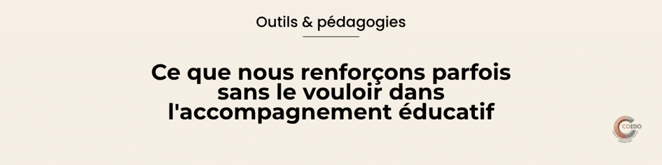 Un professionnel réagit à un comportement problématique d’un jeune tandis qu’une boucle montre que cette réaction peut involontairement favoriser sa répétition.