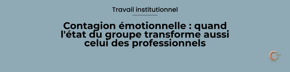 Un groupe de jeunes et de professionnels dont les expressions et postures se répondent progressivement, illustrant la circulation de la tension émotionnelle dans un collectif éducatif.