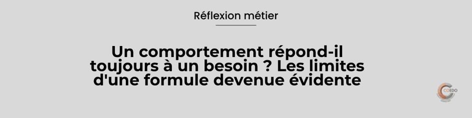 Un professionnel observe un comportement d’un jeune tandis que plusieurs pistes explicatives apparaissent autour de la situation, dont les besoins, les émotions, l’apprentissage, le contexte et les habitudes.