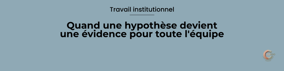 Plusieurs professionnels observent un même jeune tandis qu’une interprétation commune circule entre eux, illustrant la transformation progressive d’une hypothèse en évidence collective.