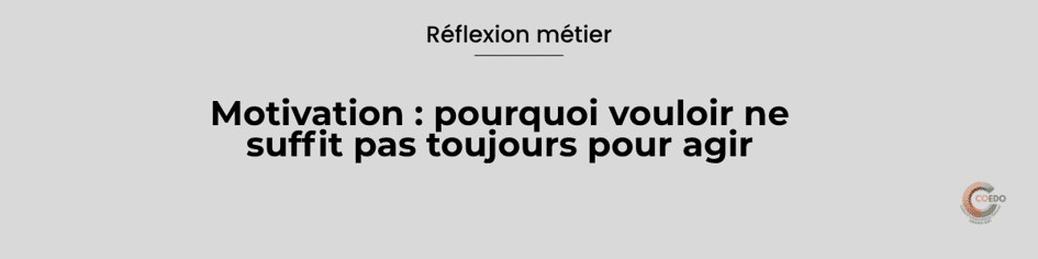 Un jeune regarde un objectif qu’il souhaite atteindre tandis que plusieurs étapes et obstacles le séparent du passage à l’action, illustrant l’écart entre motivation et comportement.