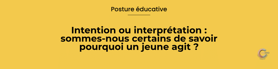 Un professionnel observe le comportement d’un jeune tandis que plusieurs intentions possibles sont représentées en arrière-plan, illustrant la différence entre observation et interprétation.