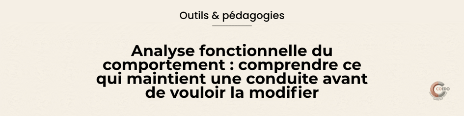 Un professionnel observe une situation éducative en distinguant ce qui se passe avant, pendant et après un comportement afin d’en comprendre les mécanismes de maintien.
